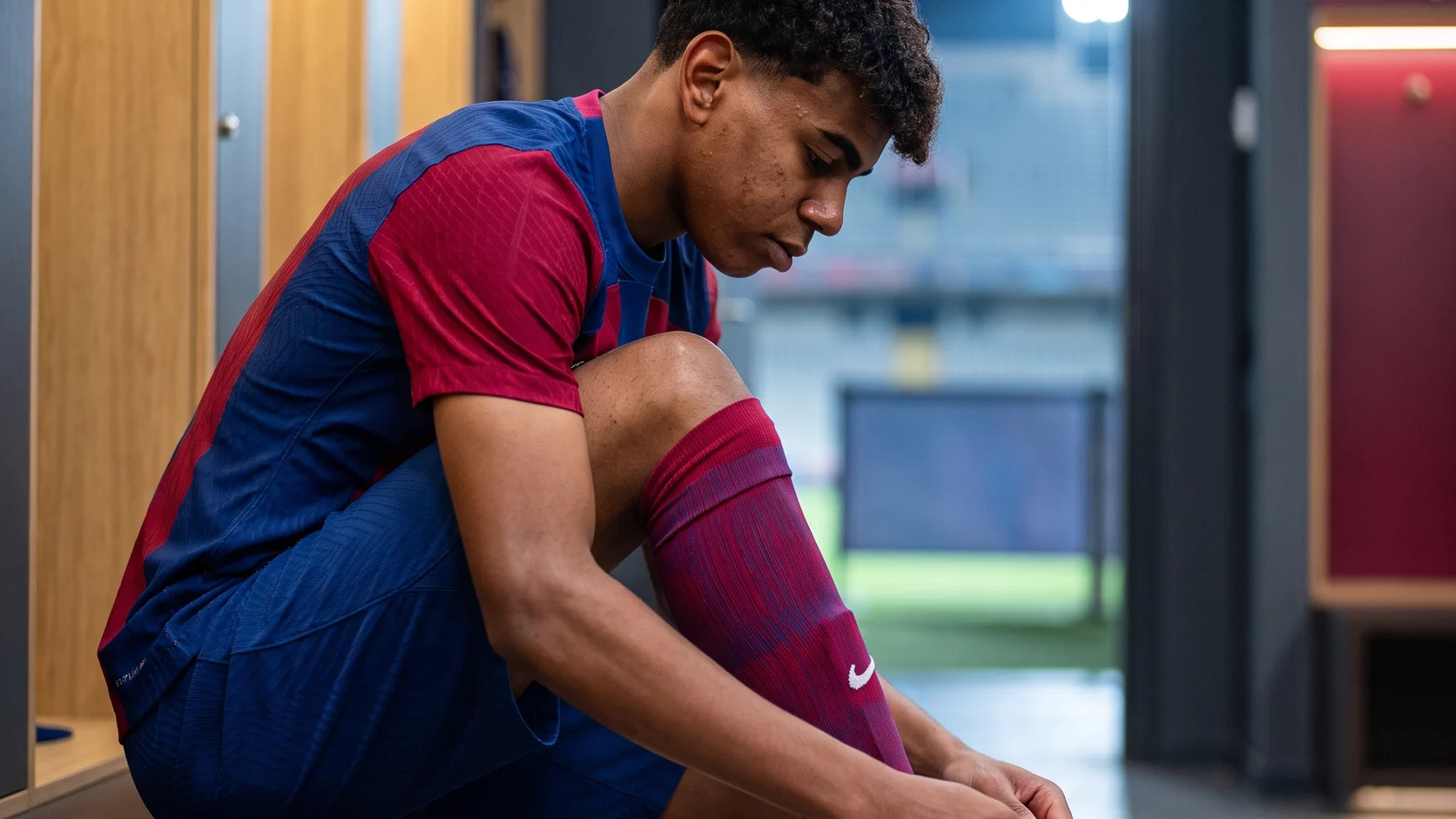 Lamine Yamal preparándose antes de un partido en el vestuario