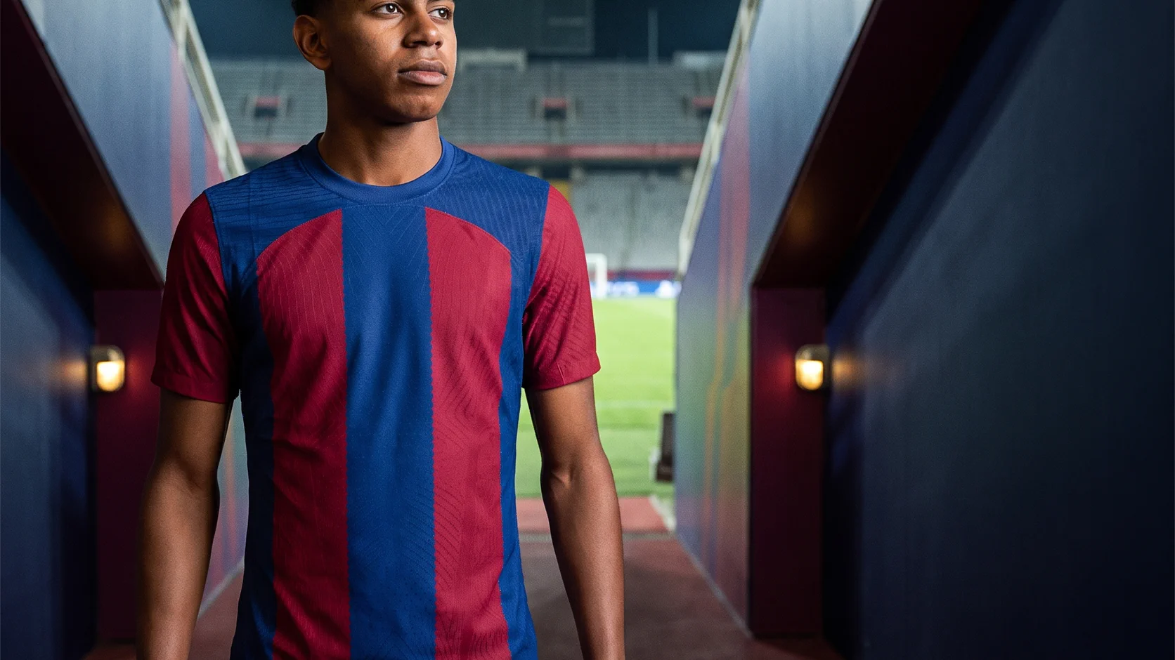 Lamine Yamal en el túnel de un estadio con su uniforme deportivo